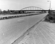 94883 Gezicht op de Westkanaaldijk te Maarssen uit het noordwesten; met op de achtergrond de Maarsserbrug.